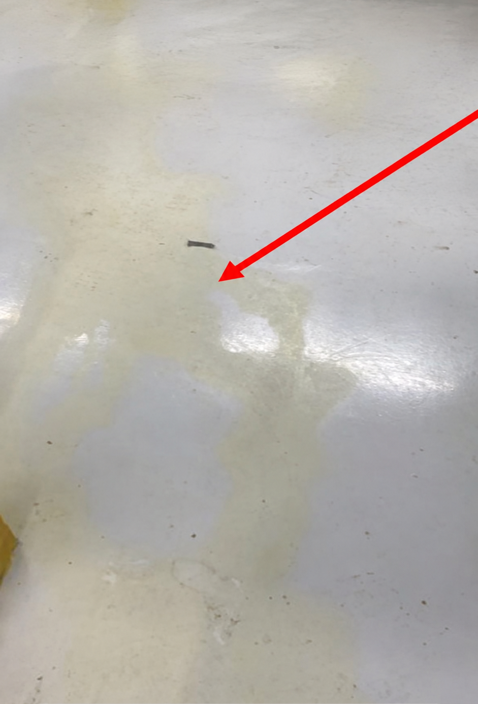 Remoção de manchas, piso epóxi industria — estado antes da intervenção